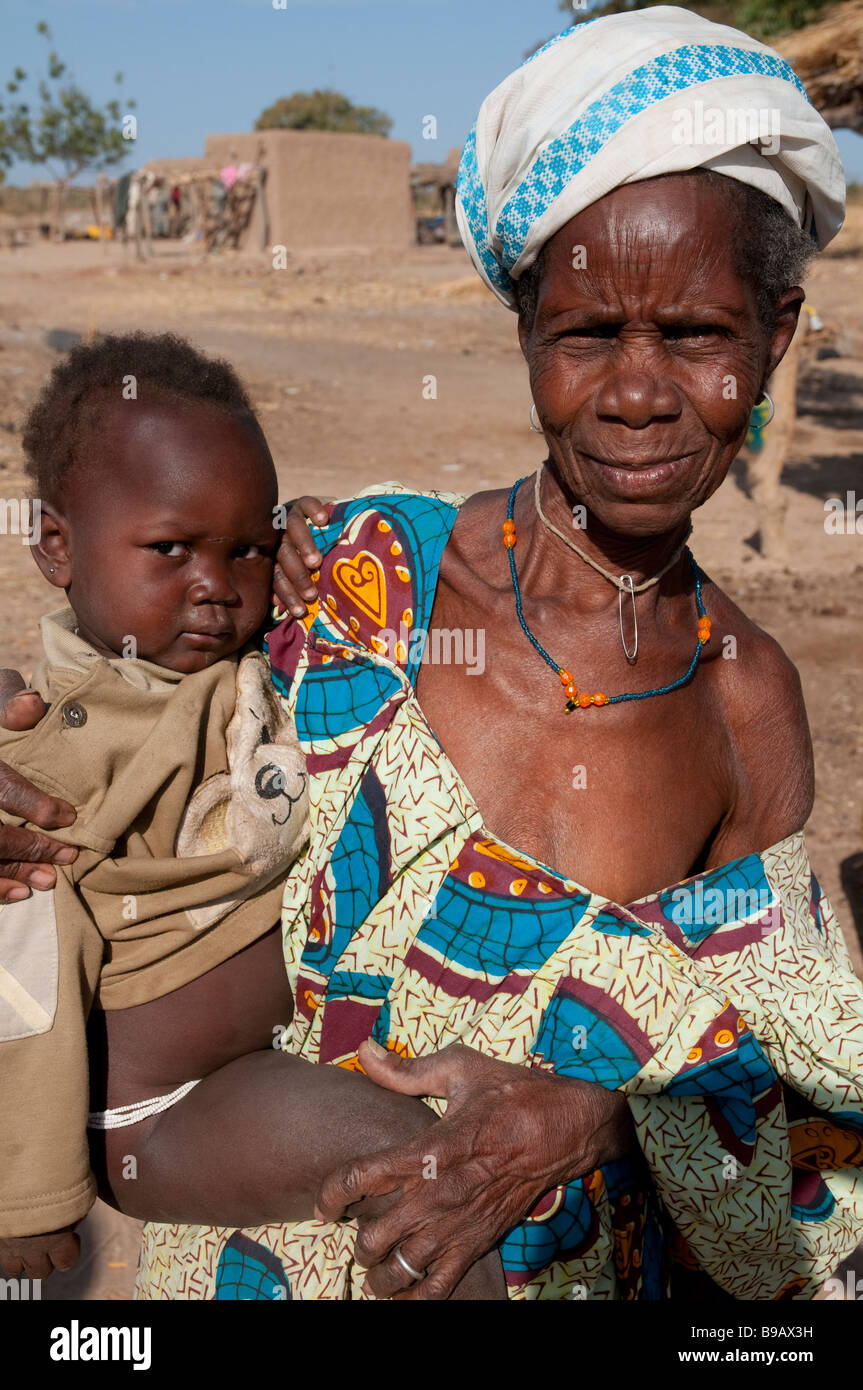 Westafrika Mali Porträt einer Holdind Großmutter ihren Enkel auf dem Arm Stockfoto
