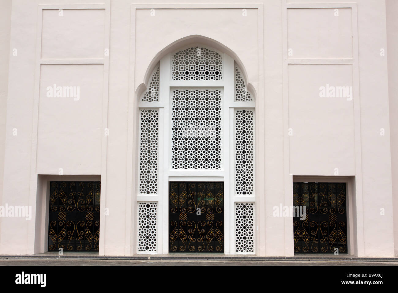 Eintritt in die blaue Moschee oder Kota Kinabalu Stadt Moschee am Likas Bay Sabah Malaysia gebaut, um arabische Architektur 1998 Stockfoto