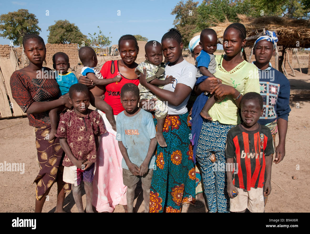 Westafrika-Mali-Porträt einer Familie in einem Dorf wie Schwestern und ihre Kinder Stockfoto