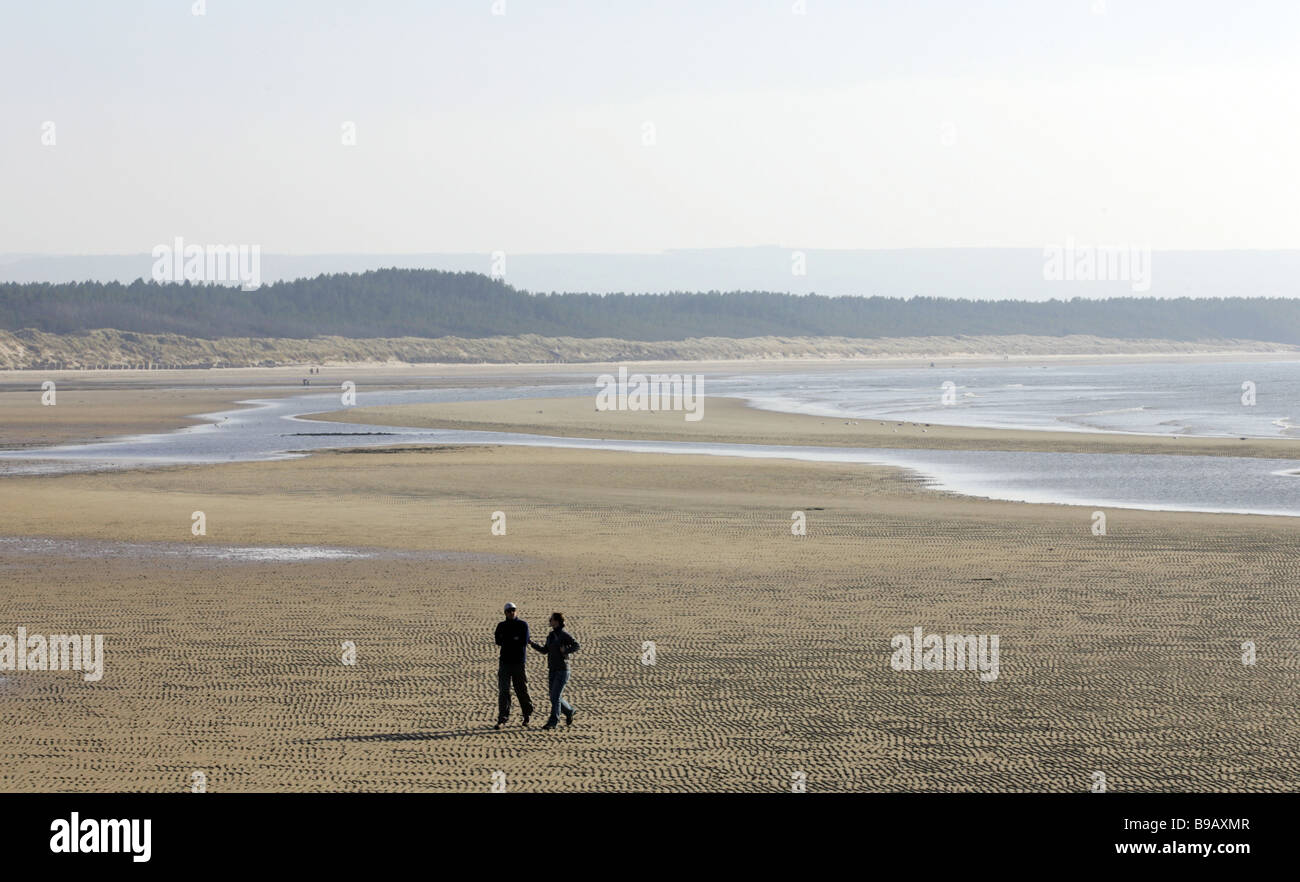 Paare, die am sandigen Strand von Burghead auf der Moray Küste von Schottland, UK Stockfoto