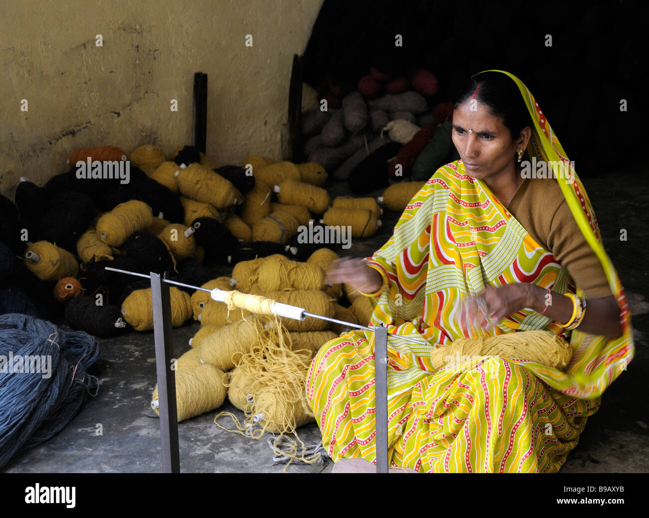 Ein Arbeiter in einen handgemachten Teppich kooperative in Jaipur bereitet Teppich machen wolle. Stockfoto