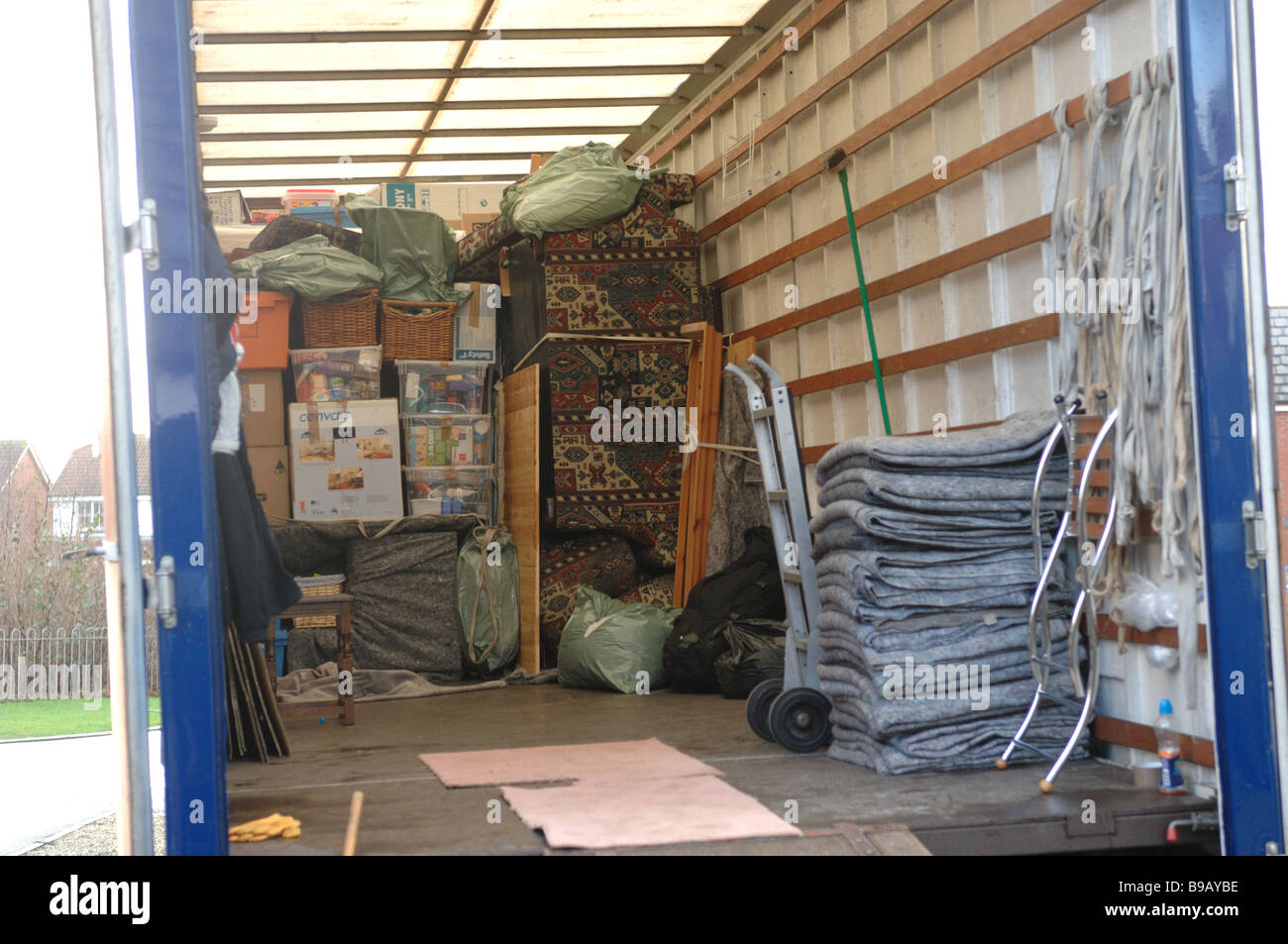 Das Innere der Hausrat eine Entfernung LKW containingg Stockfoto