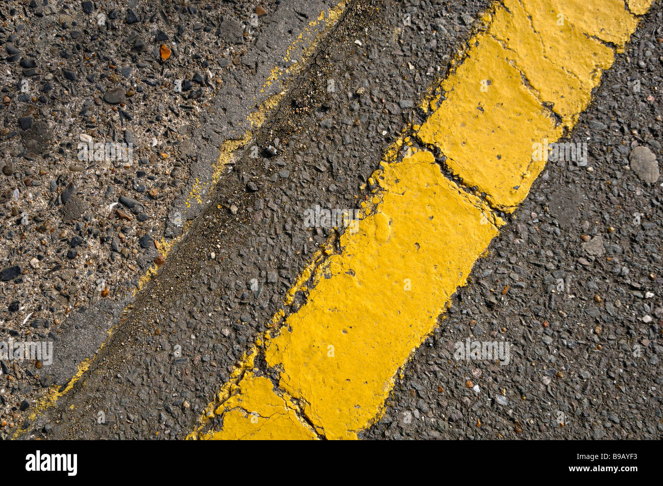 abstrakt, Design, Straße, Bordstein, Pflaster mit gelben Linie Stockfoto
