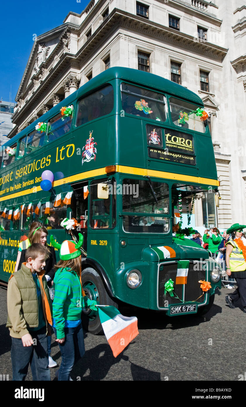 Irische Doppeldecker-Bus am St. Patricks Day Parade in London England Großbritannien, 15. März 2009 Stockfoto