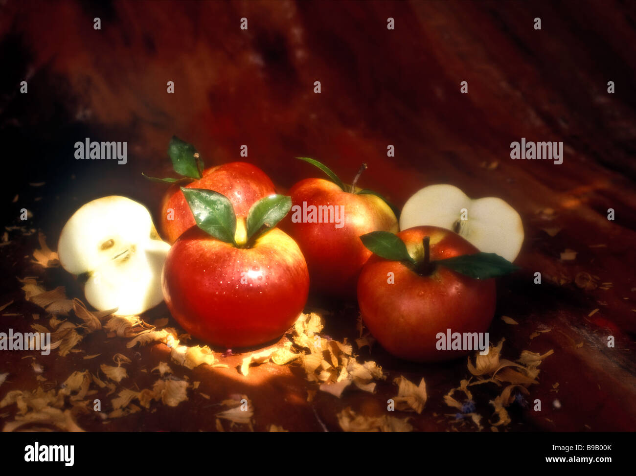 Gruppe von roten Äpfeln auf rot braun gemalten Hintergrund wunderschön beleuchtet Stockfoto