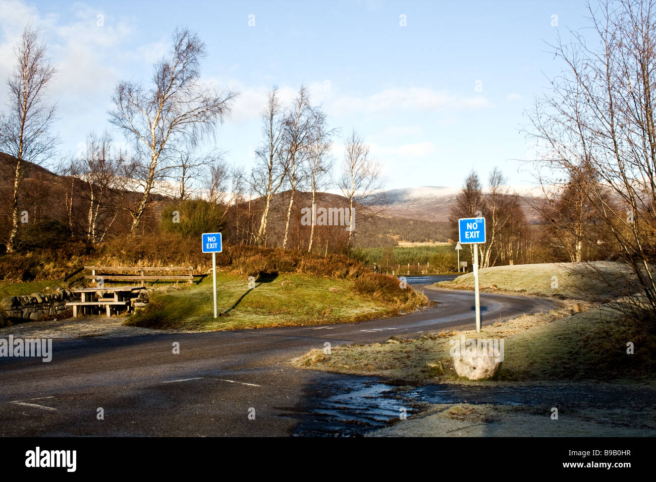 Zwei blaue unterzeichnen "No Exit" auf einer eisglatten Straße im Winter in Schottland Stockfoto