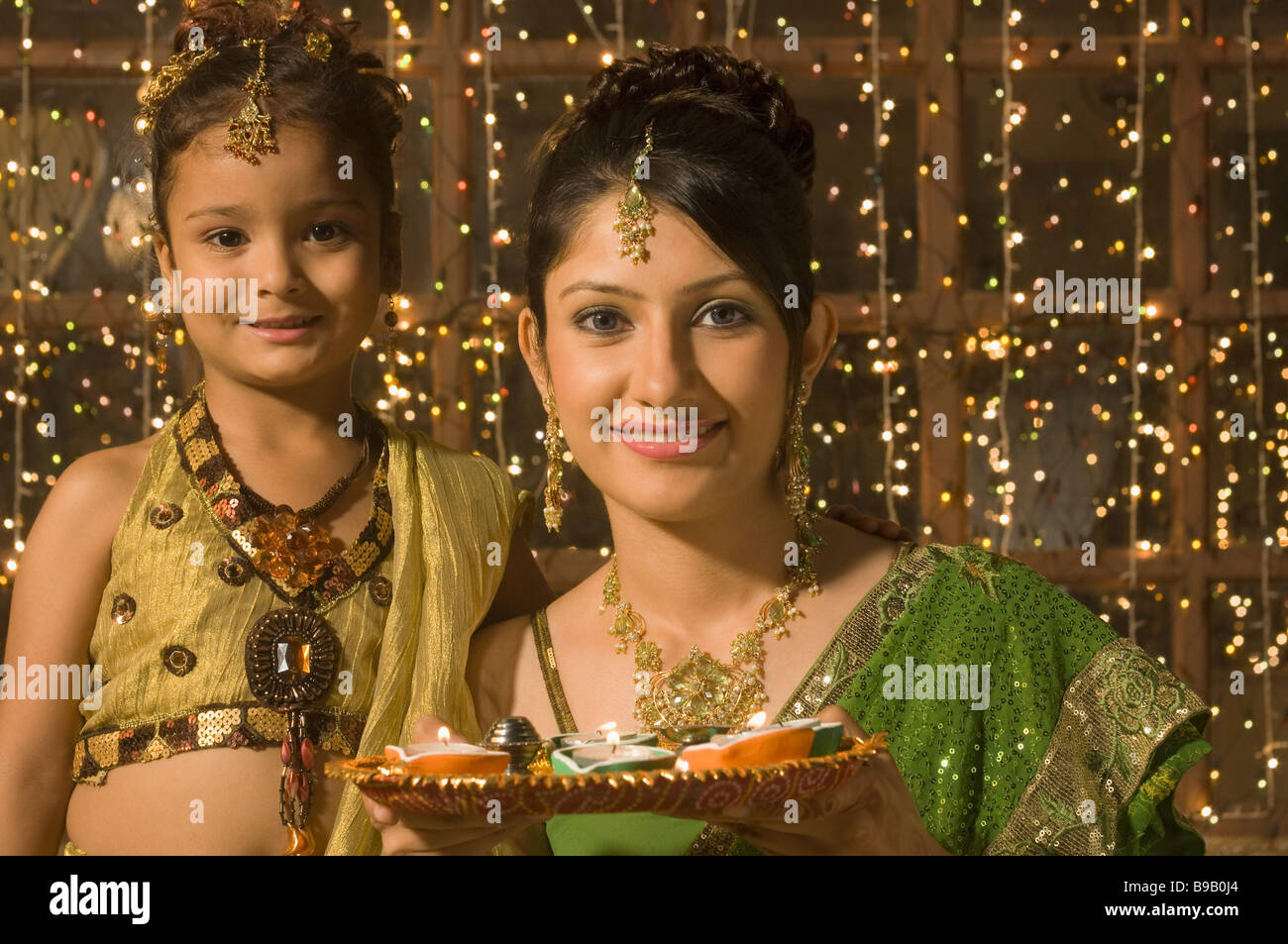 Frau mit ihrer Tochter hält eine traditionelle Diwali thali Stockfoto