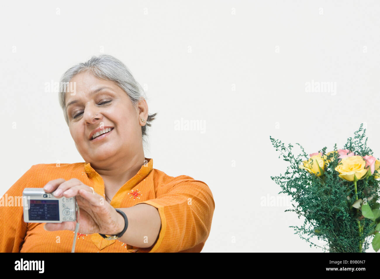 Frau, die ein Bild von sich selbst mit einer Digitalkamera Stockfoto
