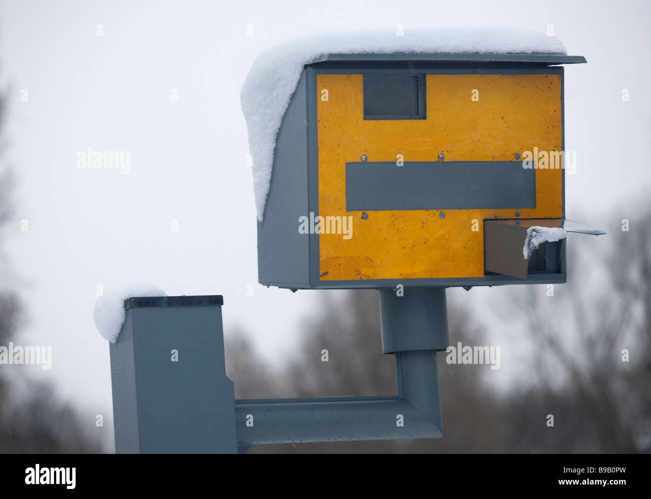 Eine Radarfalle Gatso bedeckt im Winterschnee im Vereinigten Königreich. Stockfoto