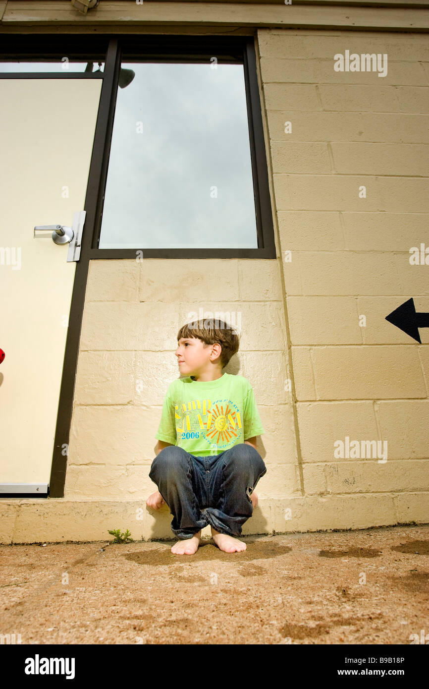 Fünf Jahre alter Junge sitzt in nasse Hose barfuß Stockfotografie Alamy