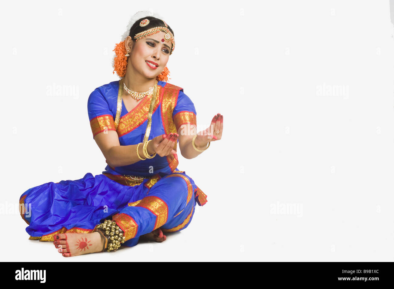 Frau, die Durchführung von Bharatnatyam den klassischen Tanz von Indien Stockfoto