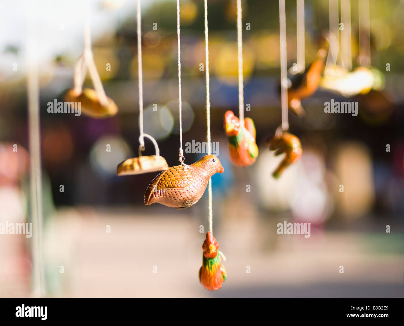 Nahaufnahme von hängenden Holzfiguren, New Delhi, Indien Stockfoto
