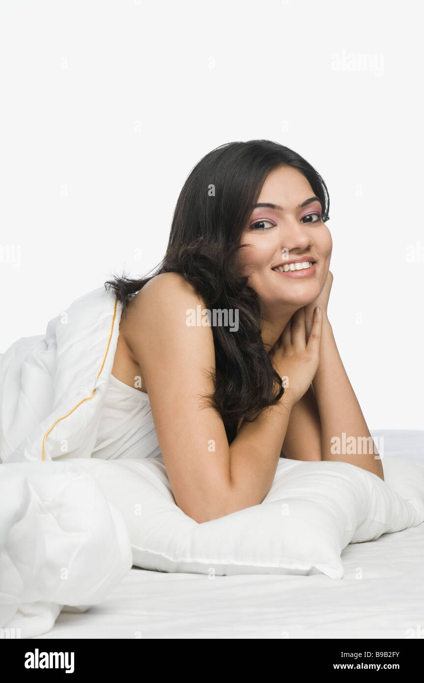 Frau auf dem Bett Stockfoto