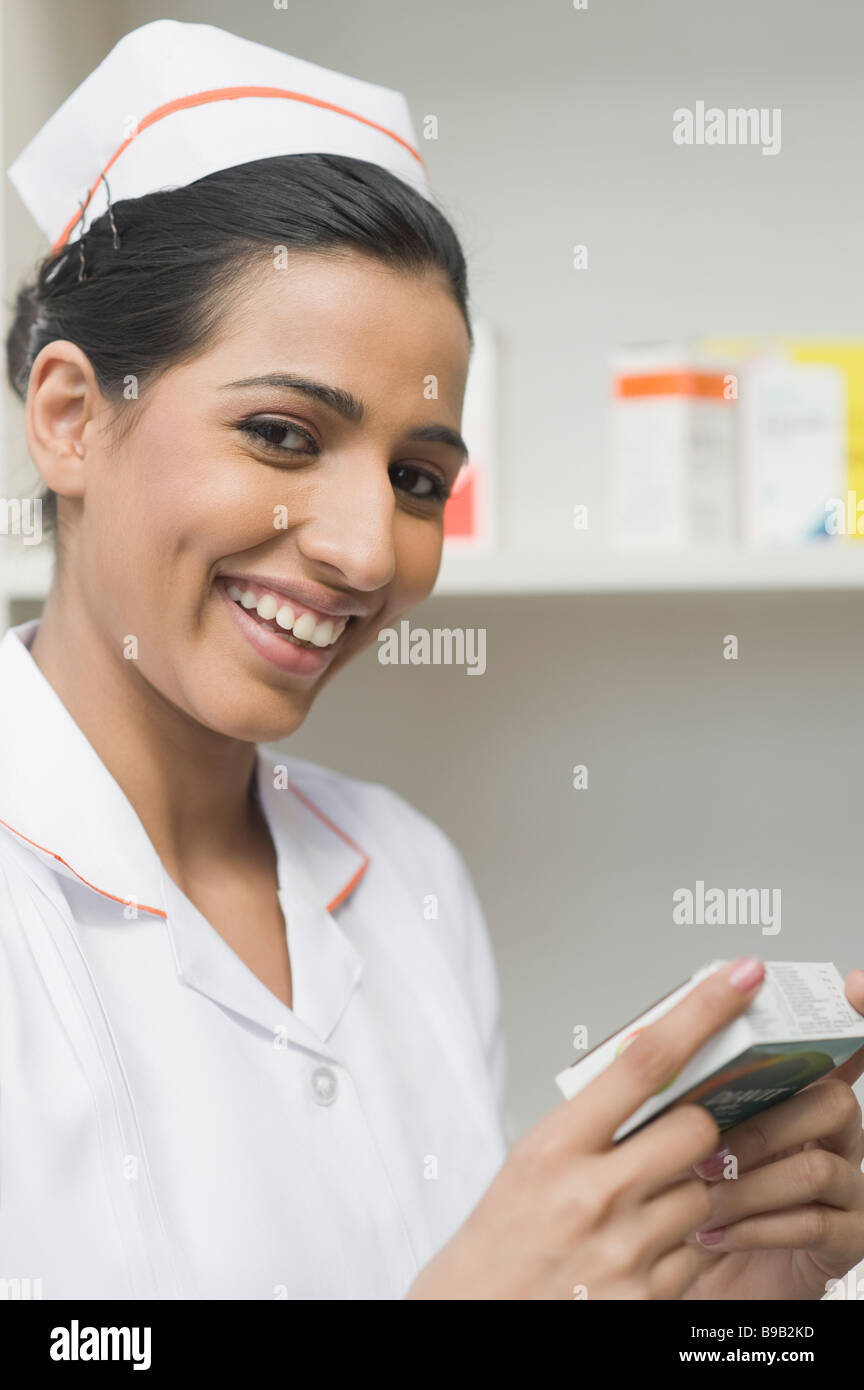 Krankenschwester Medizin halten und Lächeln Stockfoto