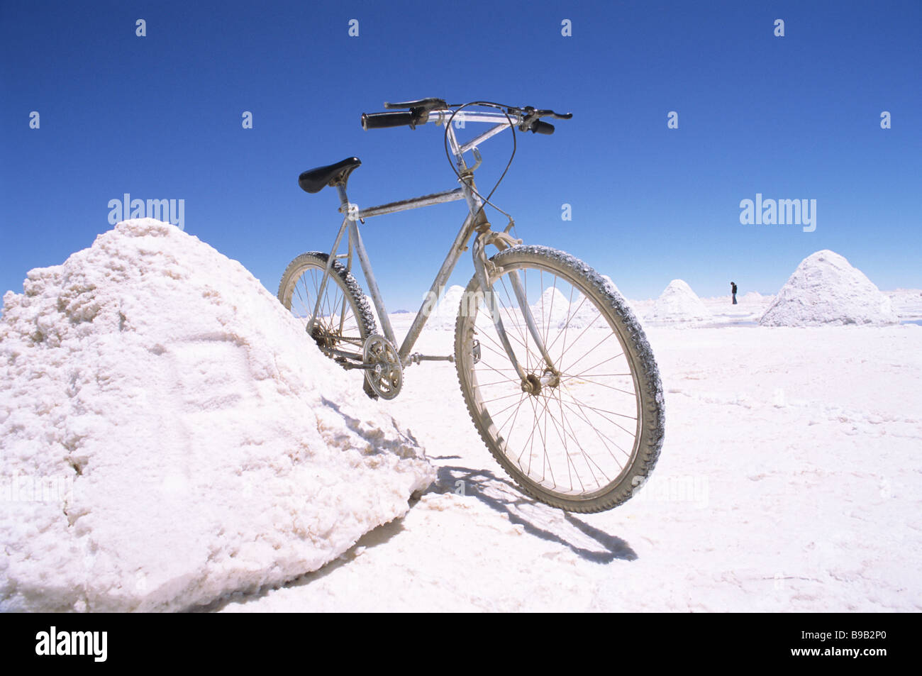 Erholend Arbeiter Fahrrad gegen einen Haufen Salz in den Salar de Uyuni Stockfoto