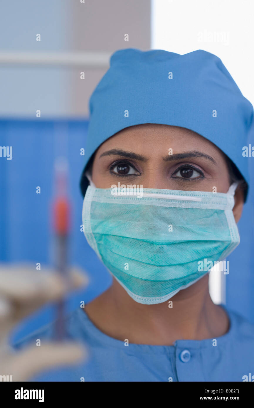 Weibliche Chirurg hält eine Spritze Stockfoto