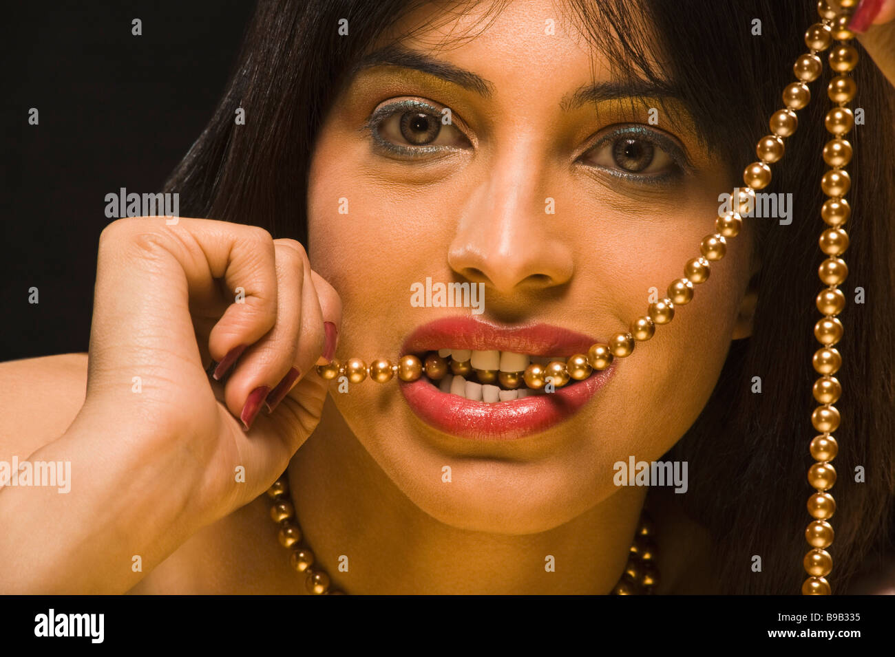 Porträt einer Frau mit einer Halskette Stockfoto