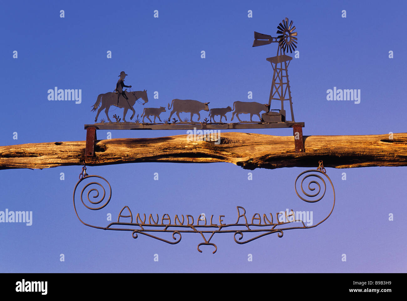 Schmiedeeisen-Schild am Holz Tor am Eingang, im Rio Frio Valley ranch im Hill Country 20 Meilen nördlich von Uvalde, Texas USA Stockfoto