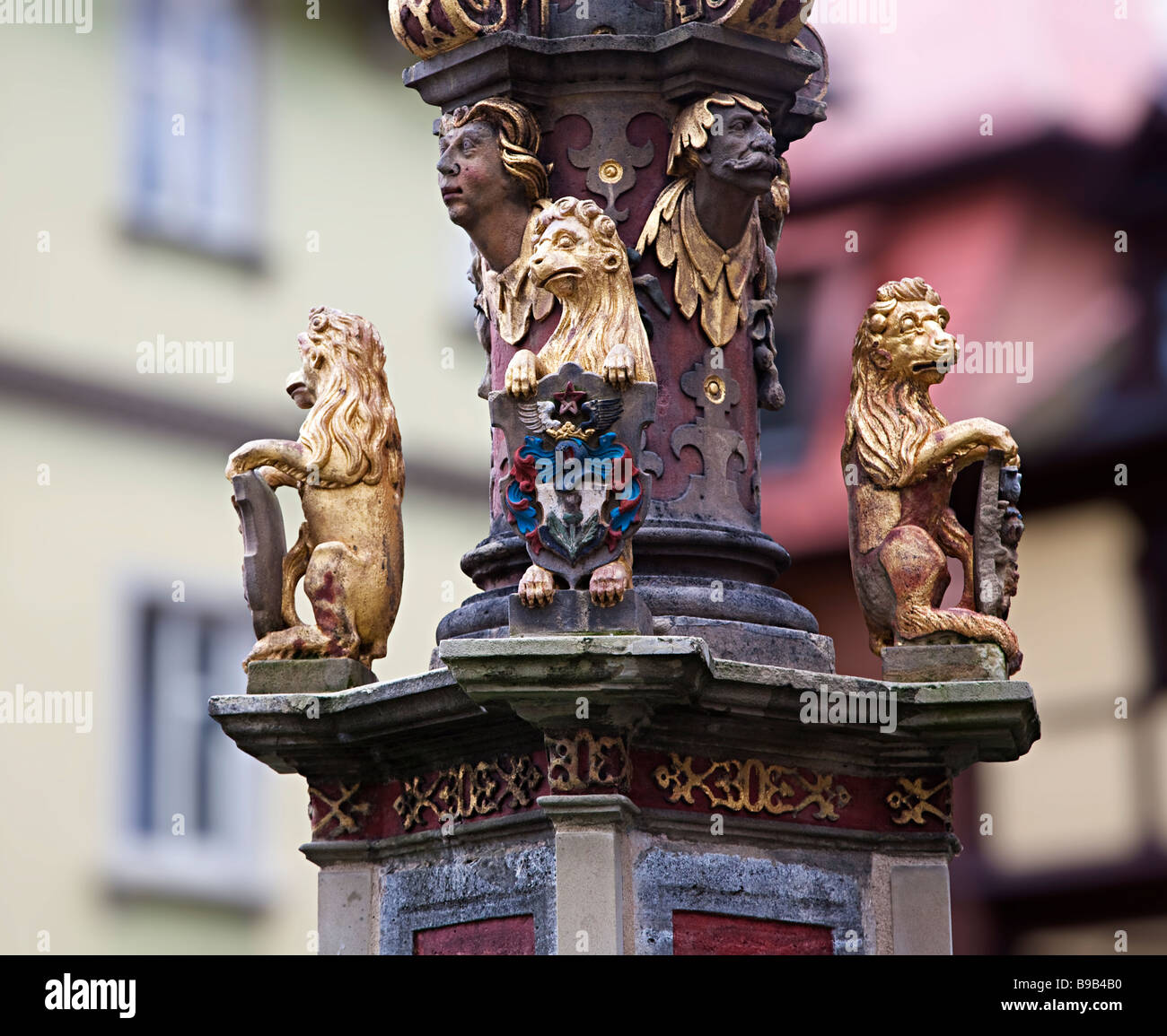 Town Square Löwen und Gesichter auf Säule Rothenburg Deutschland Stockfoto