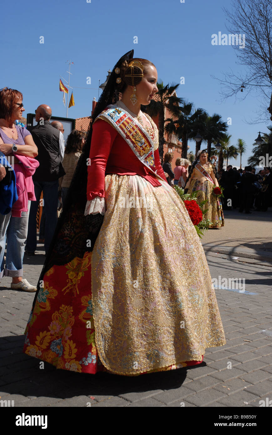 Fallera in traditioneller Kleidung, Las Fallas Fiesta, Dia de San Jose, Spanien, Denia, Provinz Alicante, Comunidad Valenciana Stockfoto