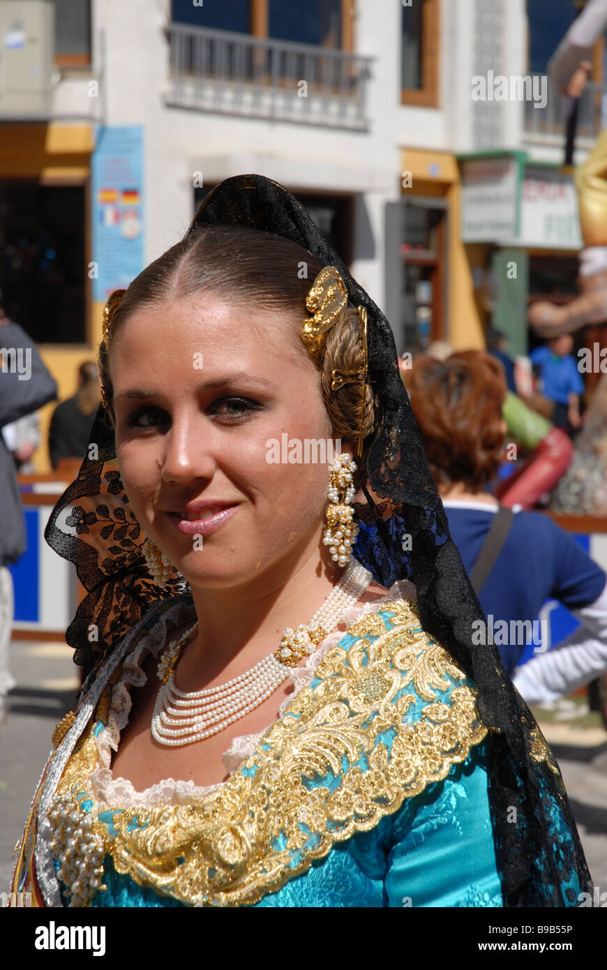 Fallera in traditioneller Kleidung, Las Fallas Fiesta, Dia de San Jose, Spanien, Denia, Provinz Alicante, Comunidad Valenciana Stockfoto