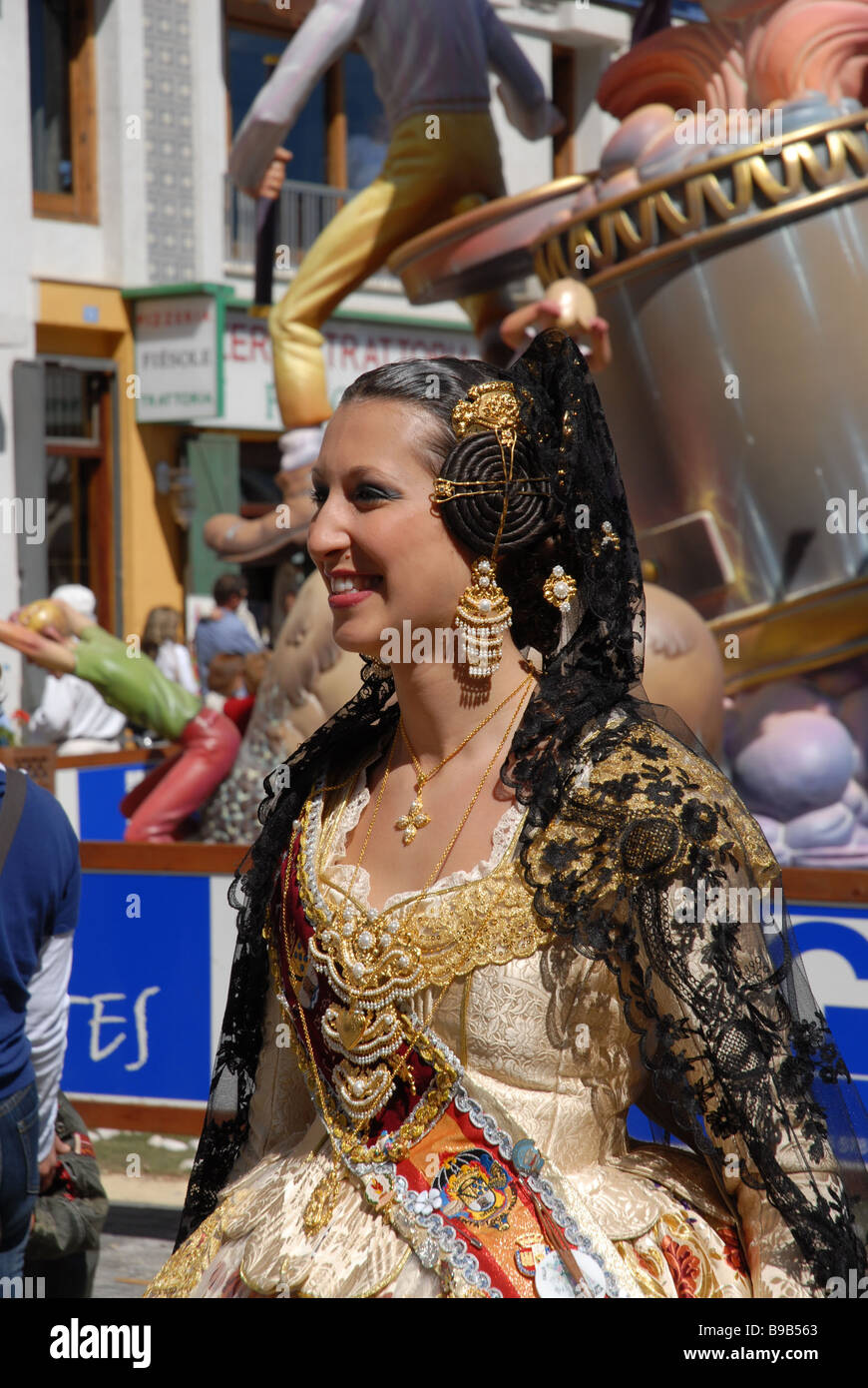 Fallera in traditioneller Kleidung, Las Fallas Fiesta, Dia de San Jose, Spanien, Denia, Provinz Alicante, Comunidad Valenciana Stockfoto