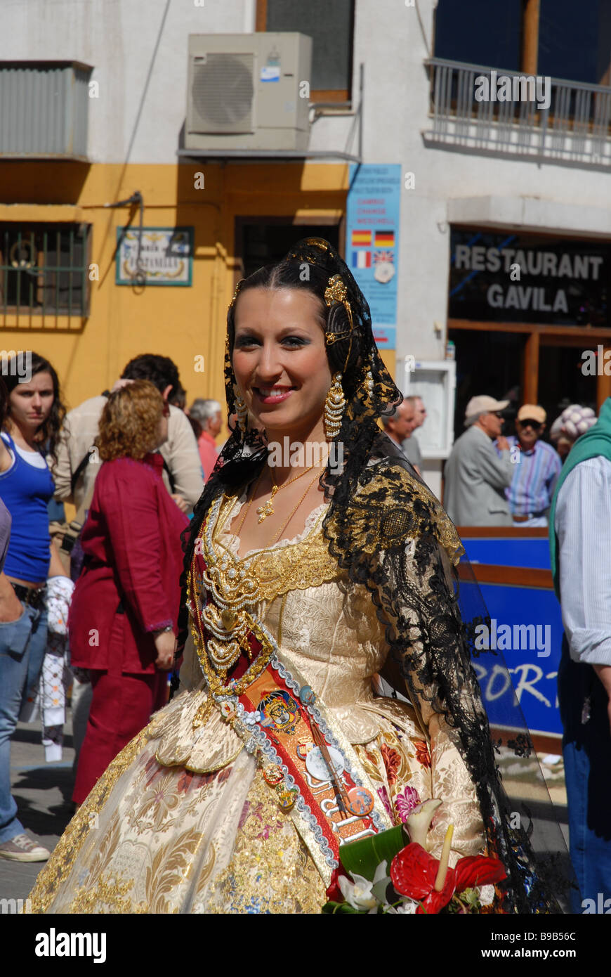 Fallera in traditioneller Kleidung, Las Fallas Fiesta, Dia de San Jose, Spanien, Denia, Provinz Alicante, Comunidad Valenciana Stockfoto