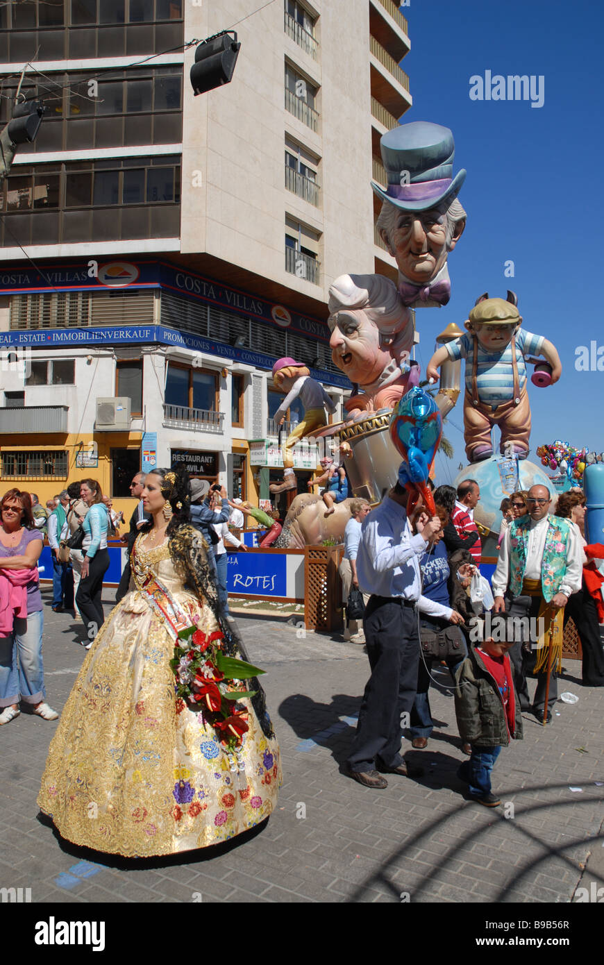 Fallera in traditioneller Kleidung, Las Fallas Fiesta, Dia de San Jose, Spanien, Denia, Provinz Alicante, Comunidad Valenciana Stockfoto