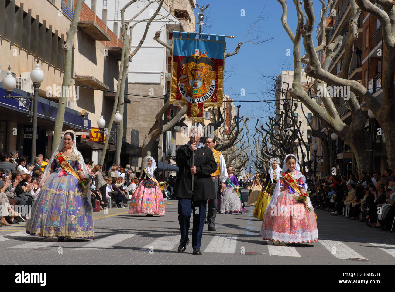 Falleras in traditioneller Tracht auf Las Fallas Fiesta, Dia de San Jose, Spanien, Denia, Provinz Alicante, Comunidad Valenciana Stockfoto