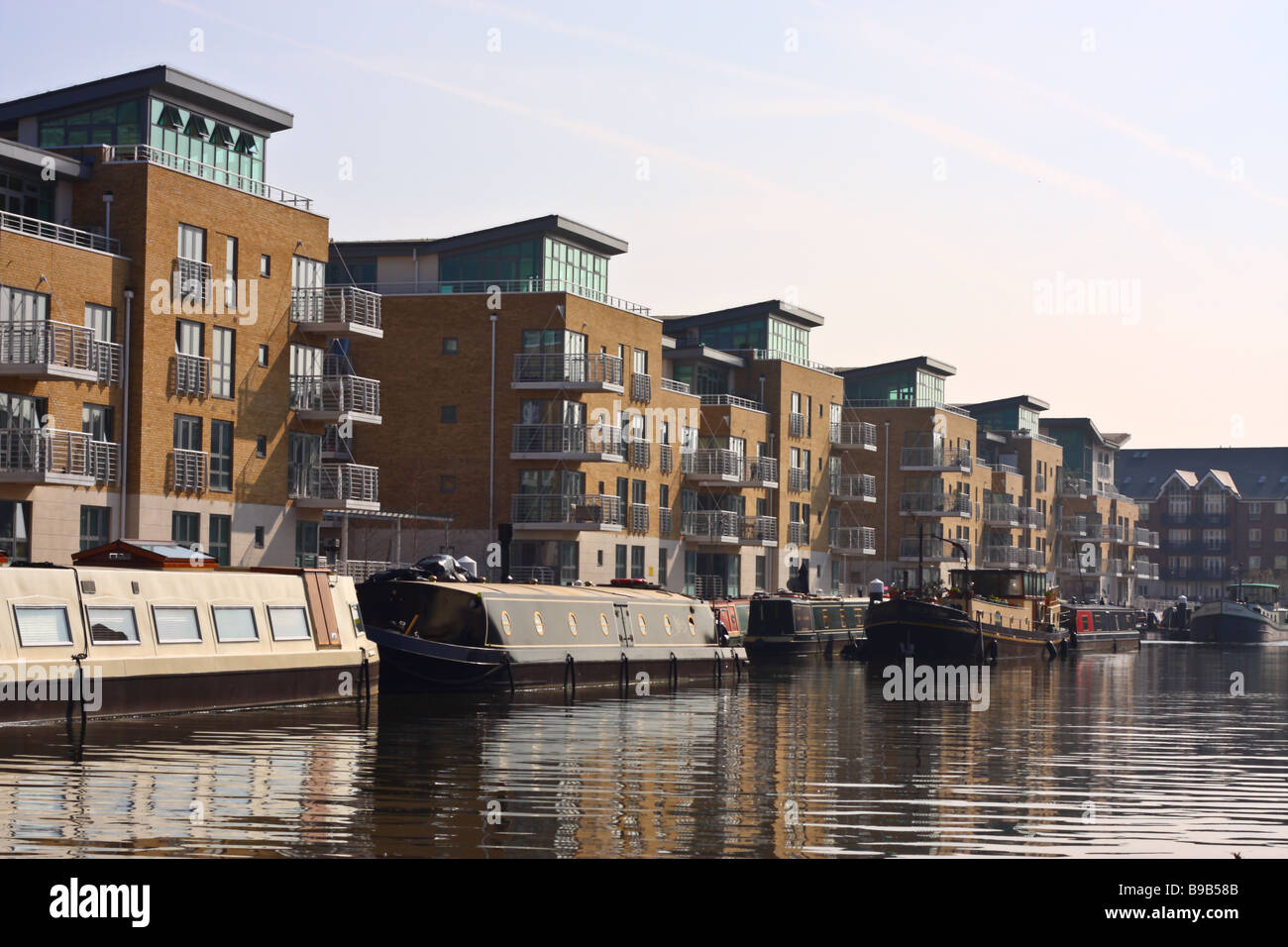 Boote in der Nähe von Apartment-Hochhäuser in Brentford, Lonon auf der Grand Union Canal/Fluss-Brent angedockt Stockfoto