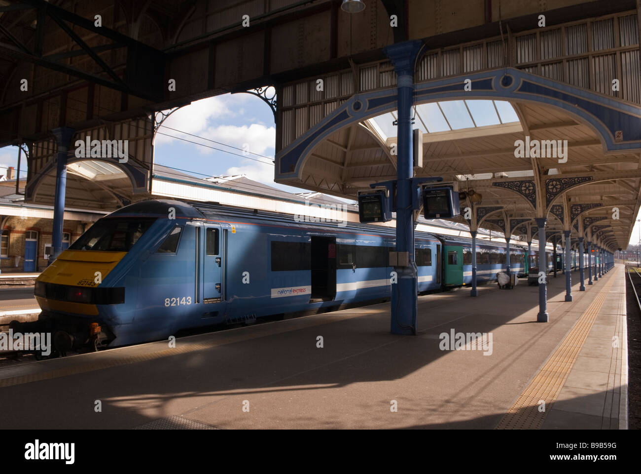 Ein National Express Zug warten am Bahnhof in Norwich, Norfolk, Großbritannien Stockfoto