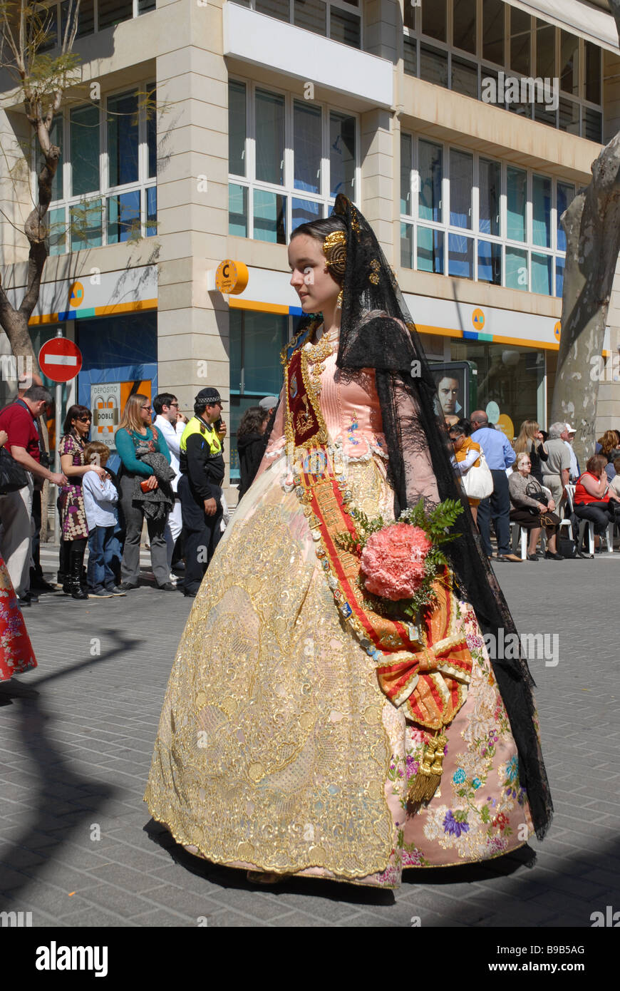 Fallera in traditioneller Tracht auf Las Fallas Fiesta, Dia de San Jose, Spanien, Denia, Provinz Alicante, Comunidad Valenciana Stockfoto