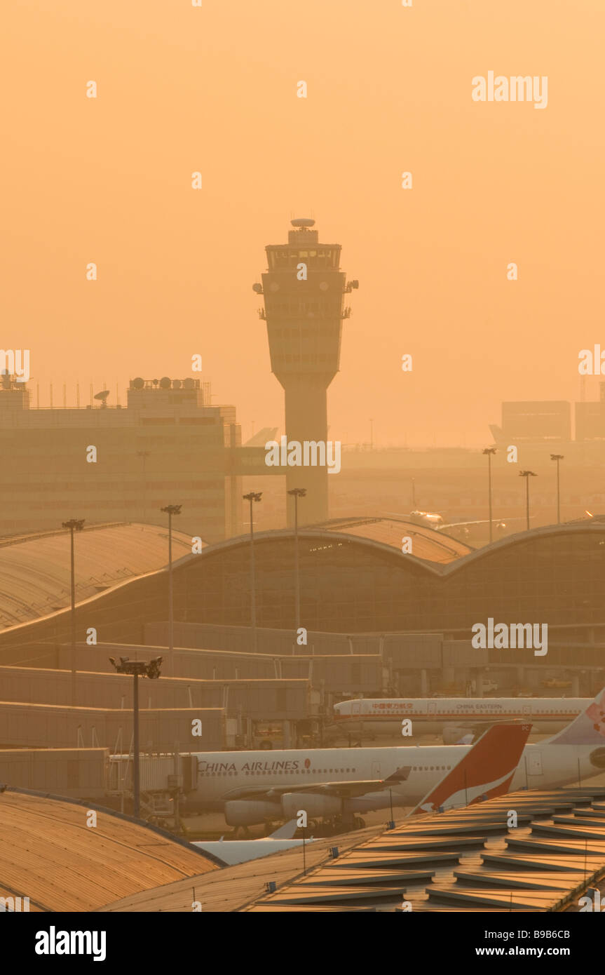 Smog hüllt Flughafen Hongkong Chek Lap Kok bei Sonnenuntergang. Stockfoto