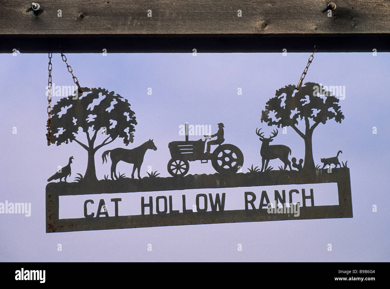 Schmiedeeisen-Schild am Tor Ranch in der Nähe von Stadt von Mt Gainor auf Hays County Road 219 im Hill Country Texas USA Stockfoto