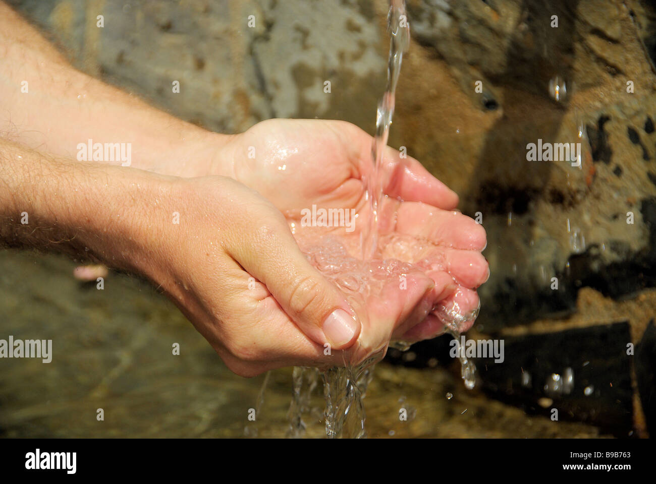 Bäckerlehrling Viskoseteile Händewaschen 07 Stockfoto