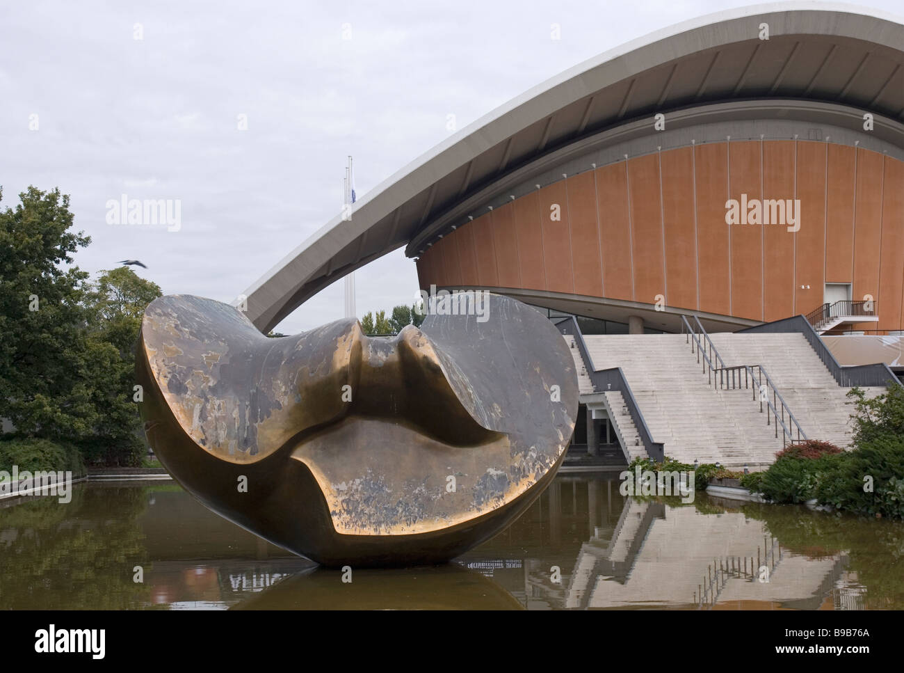 Haus der Kulturen der Welt mit Skulptur großer Schmetterling von Henry Moore Berlin Stockfoto