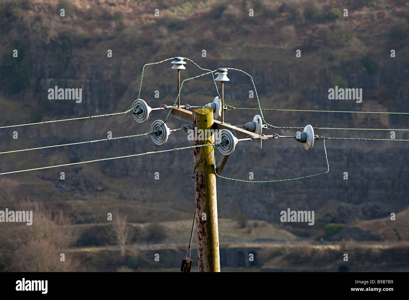 Keramische Isolatoren auf Strom Elektromasten Wales UK Stockfoto