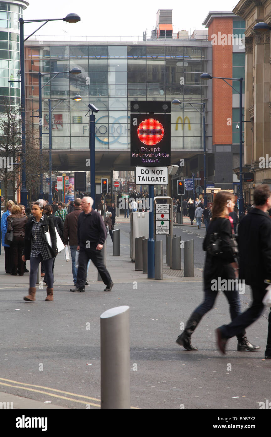 Blick in die Marktstraße mit steigenden Poller Warnung in Manchester UK Stockfoto