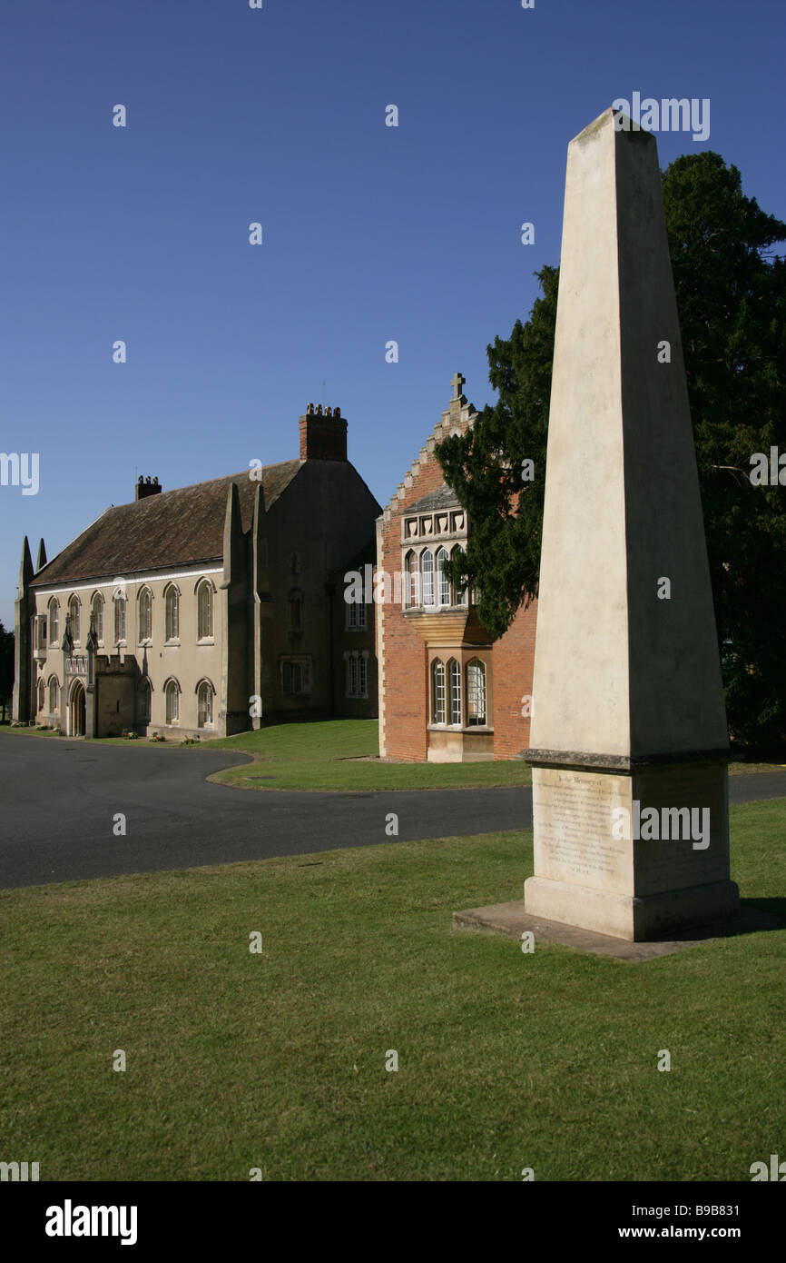 Dorf von Chicksands, England. Die Schlacht von Waterloo Denkmal Obelisk im 12. Jahrhundert Gilbertine Priory von Chicksands. Stockfoto