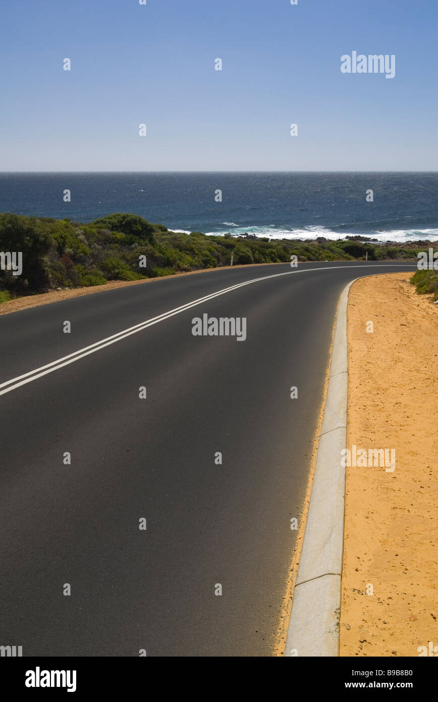 Leere Straße biegt in Richtung Meer in Western Australia Stockfoto