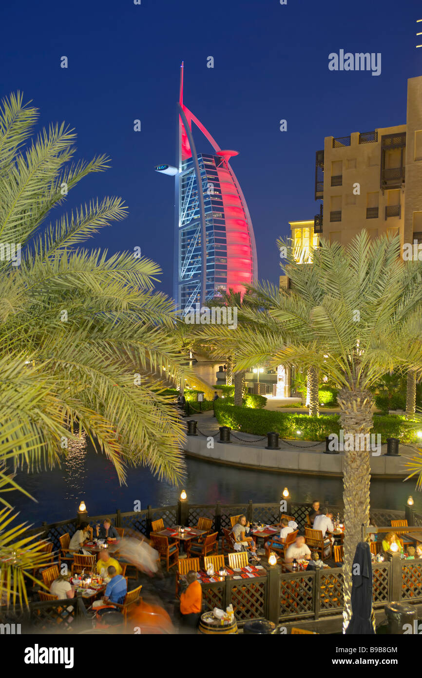 Hotel Burj Al Arab gesehen von außen Dineing im Madinat Jumeirah Stockfoto