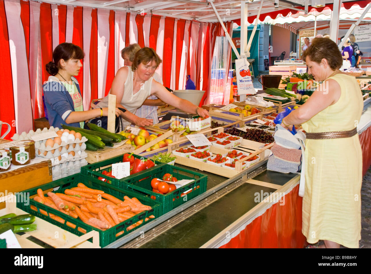 Obst und Gemüse stehen auf Markt in LindauBayernDeutschland Gemüse