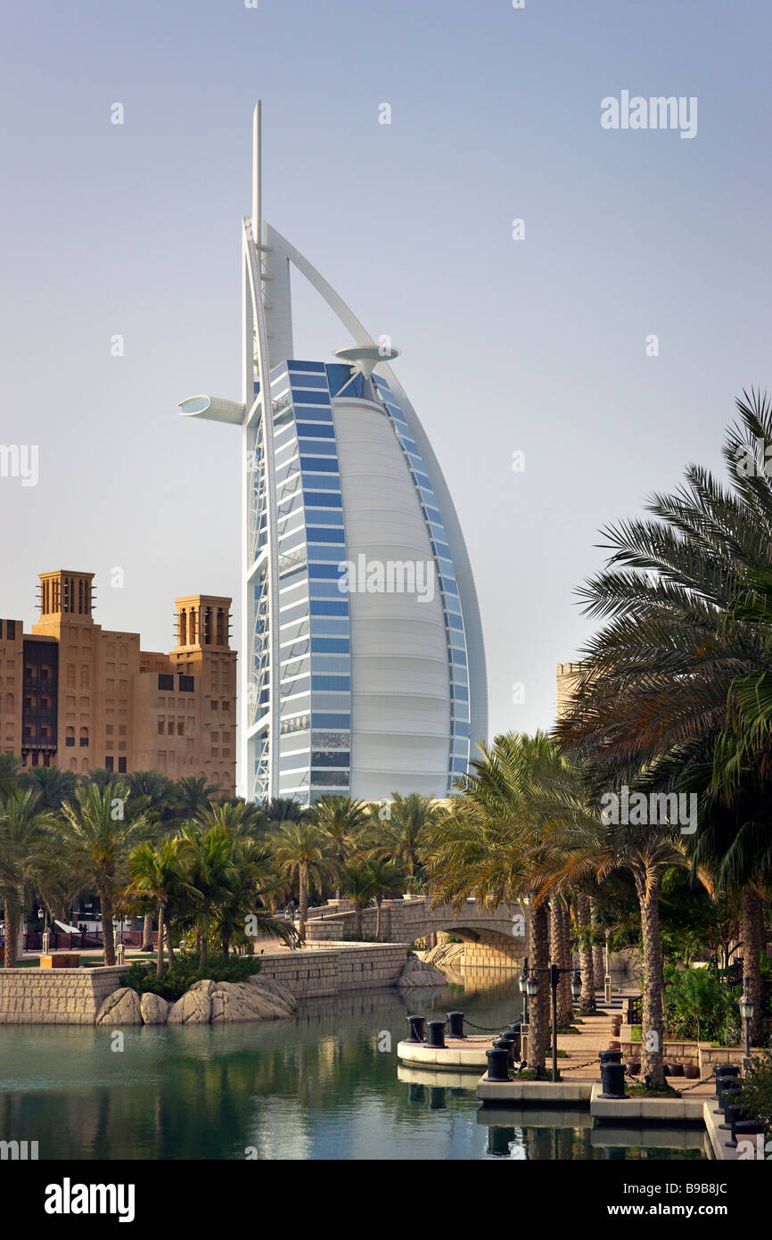 Burj Al Arab Hotel von Madinat Jumeirah Stockfoto