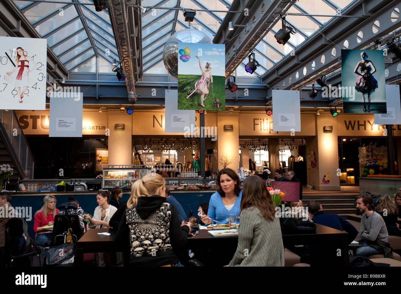 Cafe und schicke Modeboutiquen in Sodermalm Bezirk Stockholm Schweden Stockfoto