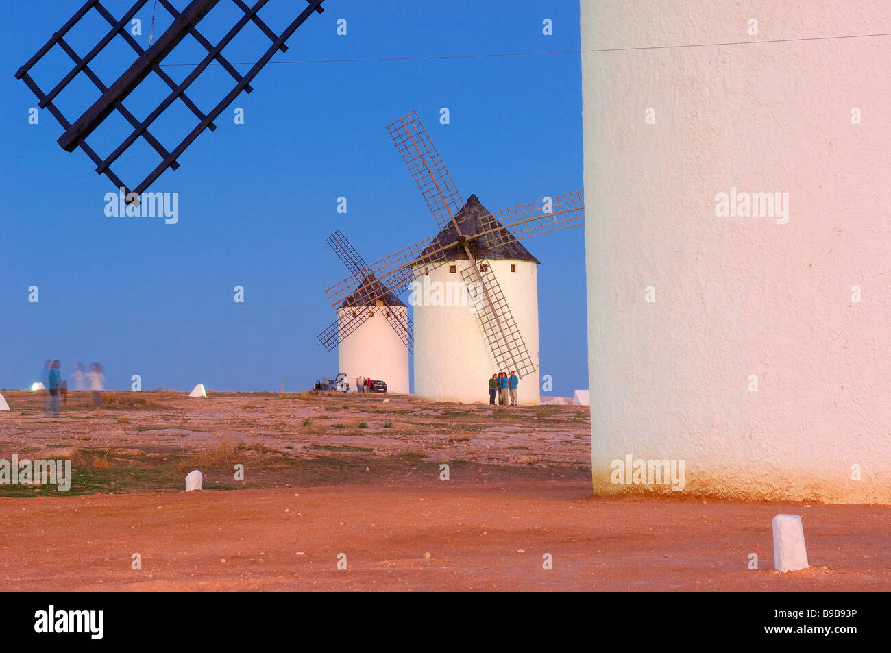 Windmühlen bei Dämmerung Campo de Criptana Ciudad Real Provinz Ruta de don Quijote Castilla La Mancha Spanien Stockfoto