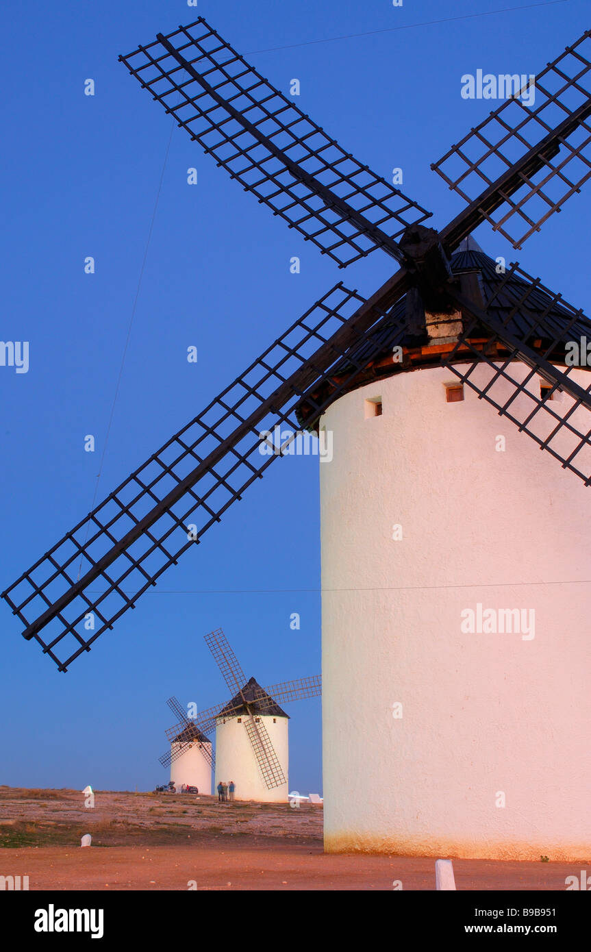 Windmühlen bei Dämmerung Campo de Criptana Ciudad Real Provinz Ruta de don Quijote Castilla La Mancha Spanien Stockfoto