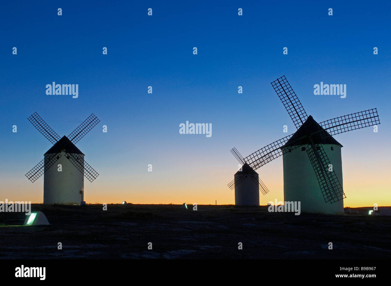 Windmühlen im Sonnenuntergang Campo de Criptana Ciudad Real Provinz Ruta de don Quijote Castilla La Mancha Spanien Stockfoto