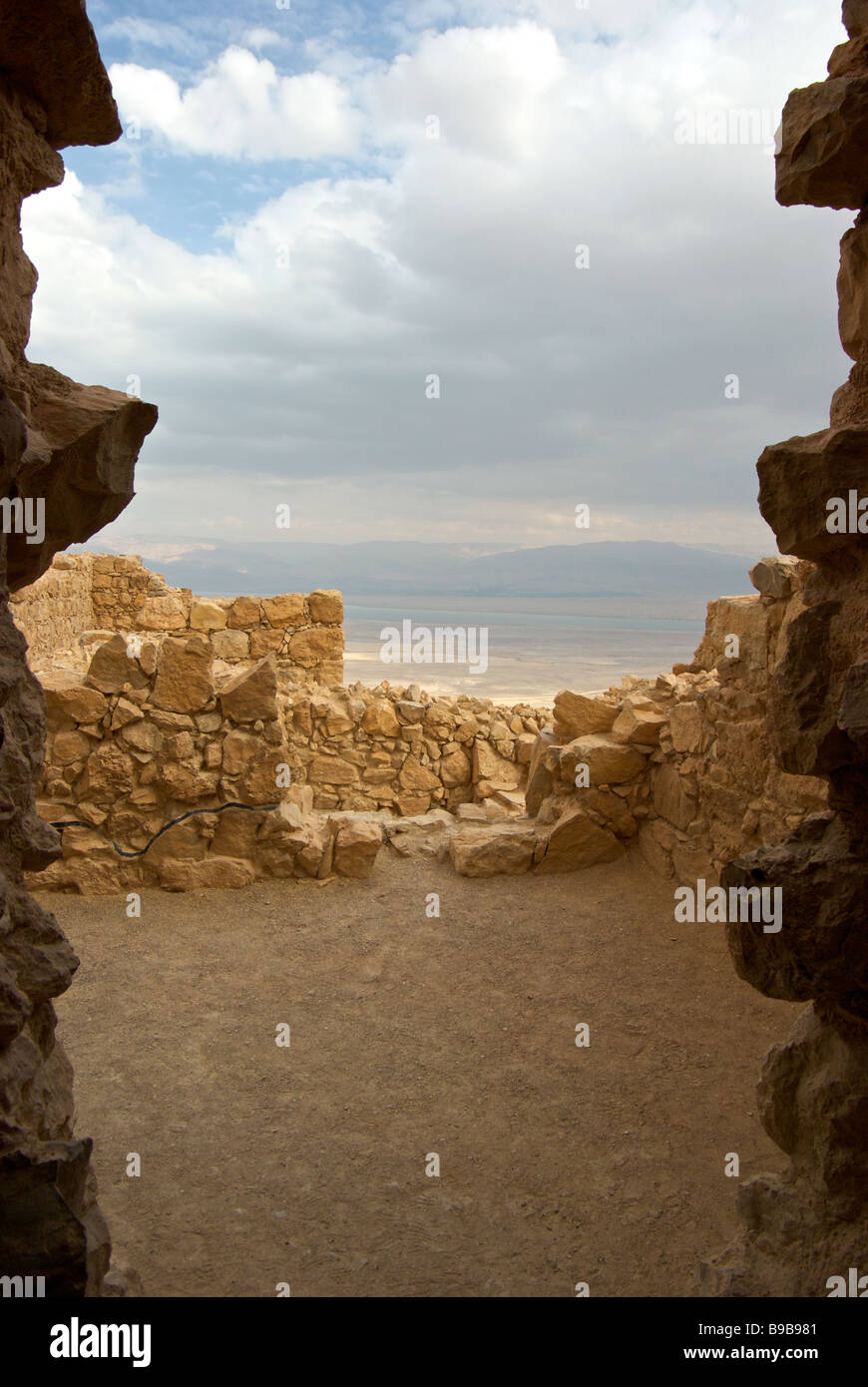 Teilweise restaurierten Überreste der Zimmer mit spektakulärem Blick des Toten Meeres von König Herodes private Palast Festung auf große mesa Stockfoto