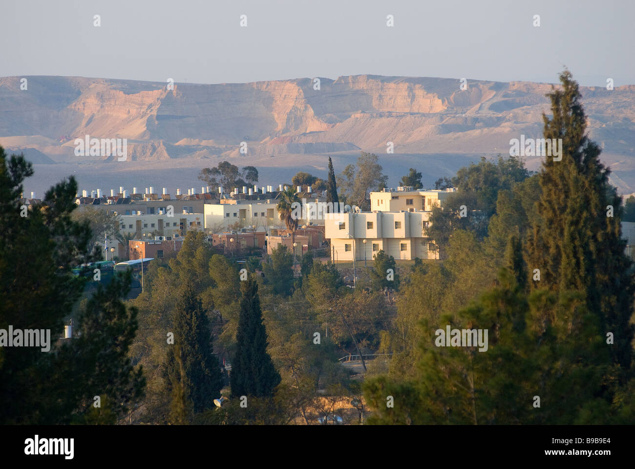 Ein Stadtteil in Arad liegt eine Stadt im südlichen Bezirk von Israel an der Grenze des Negev und der Judäischen Wüste Stockfoto