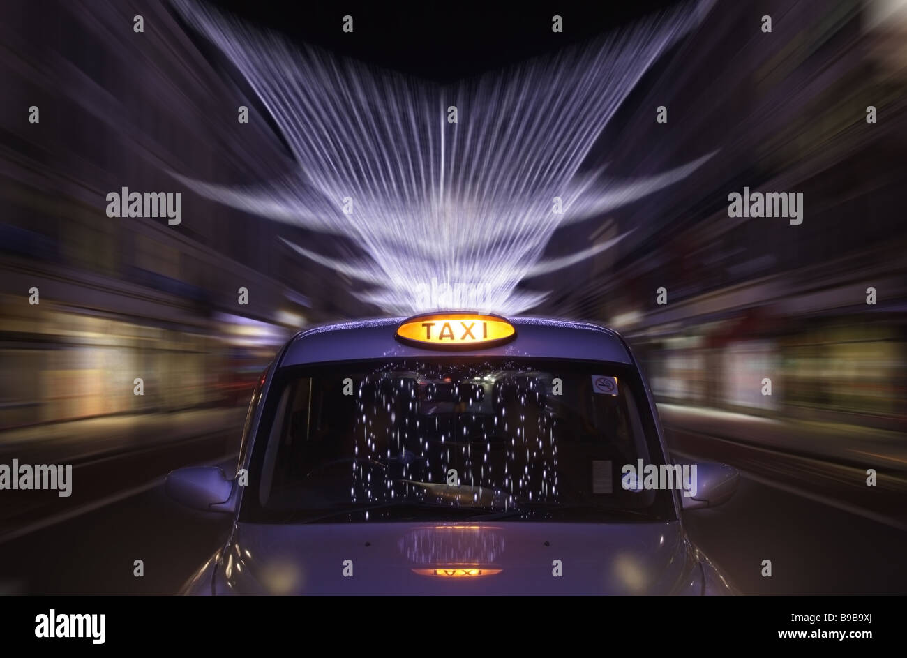 London Taxi Nacht Zoom Stockfoto